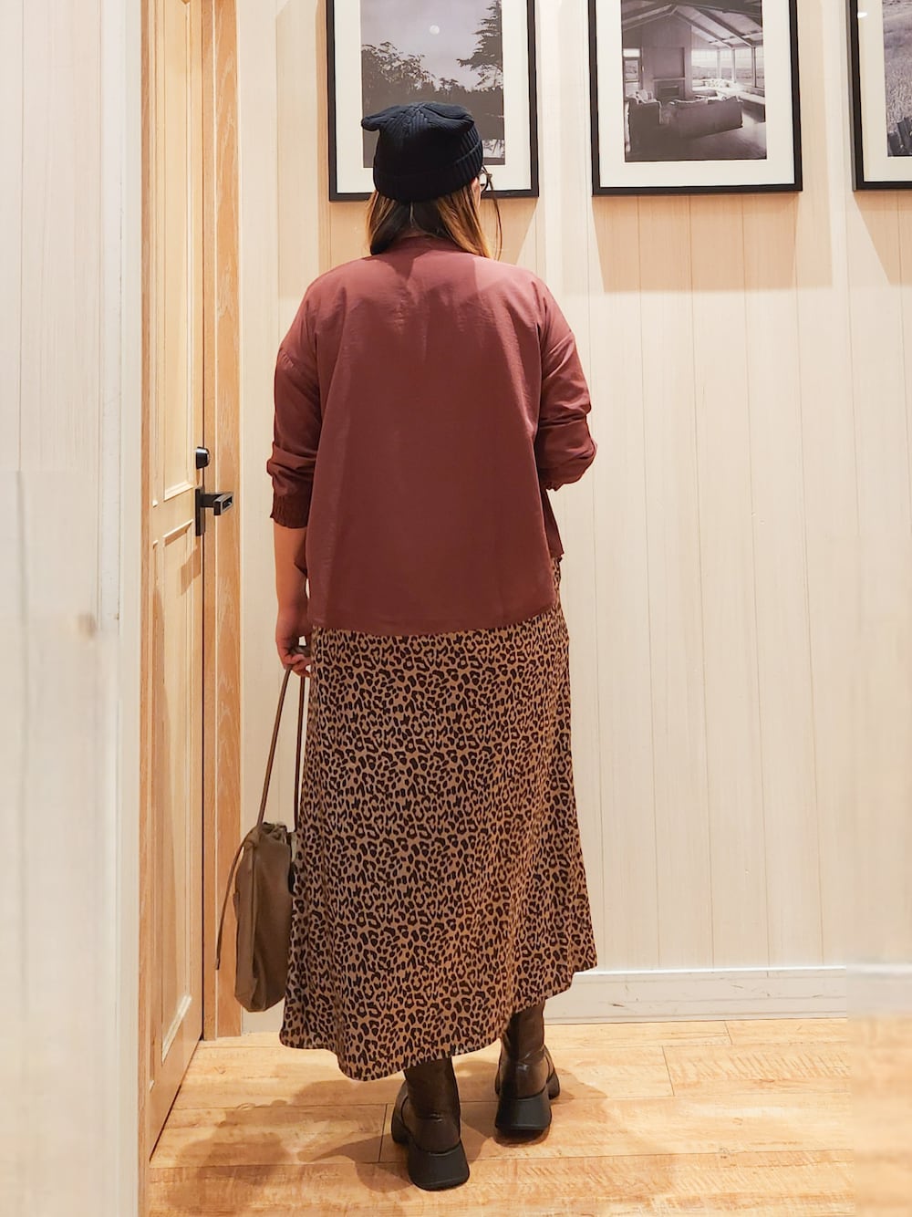 レッド系のシャツ/ブラウス、ホワイト系のTシャツ/カットソー、ブラウン系のスカートを着用したレディースの秋コーディネートの3枚目の写真