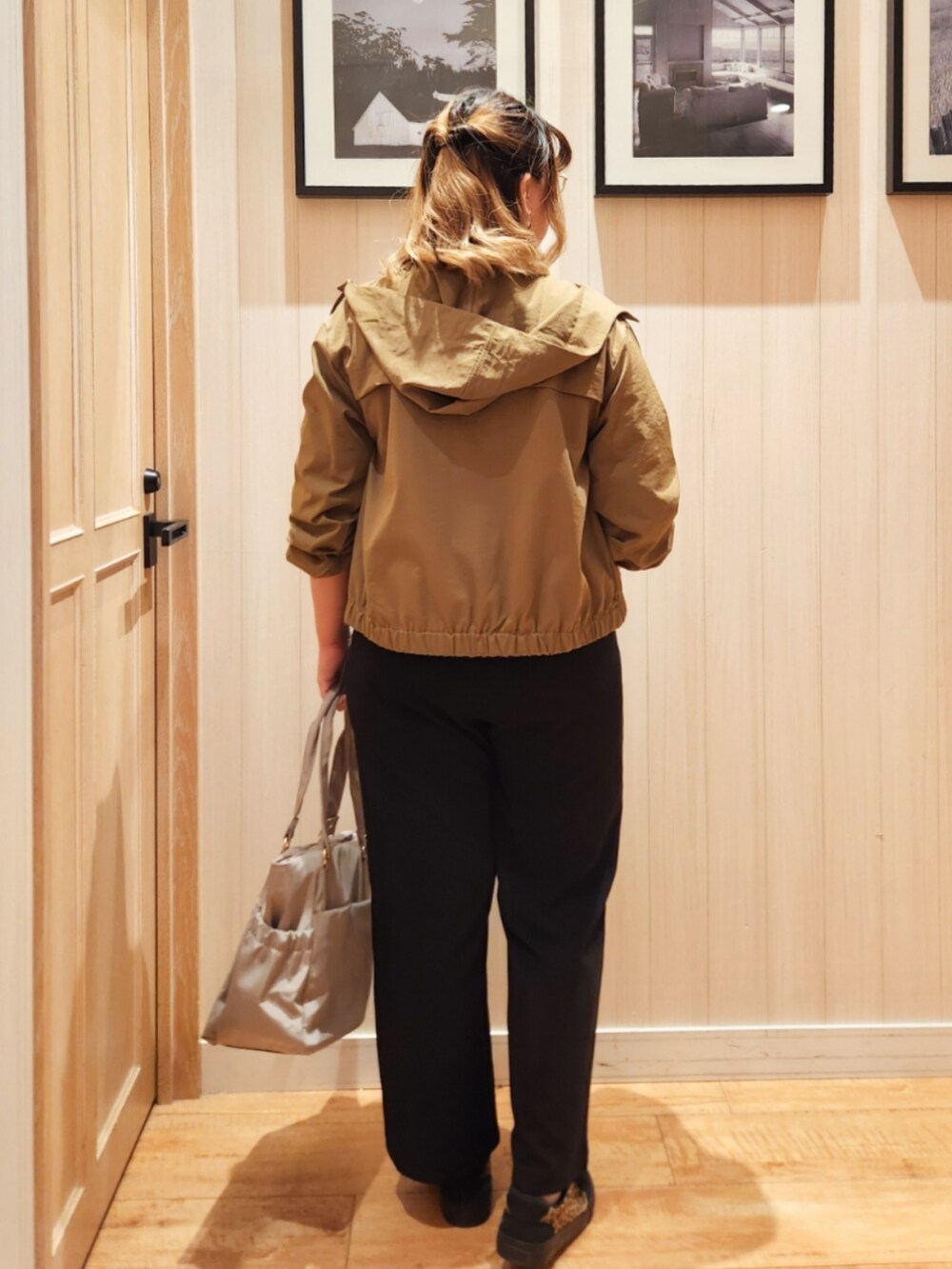 ホワイト系のTシャツ/カットソー、ブラック系のその他パンツ、ブラウン系のブルゾンを着用したレディースの秋コーディネートの3枚目の写真