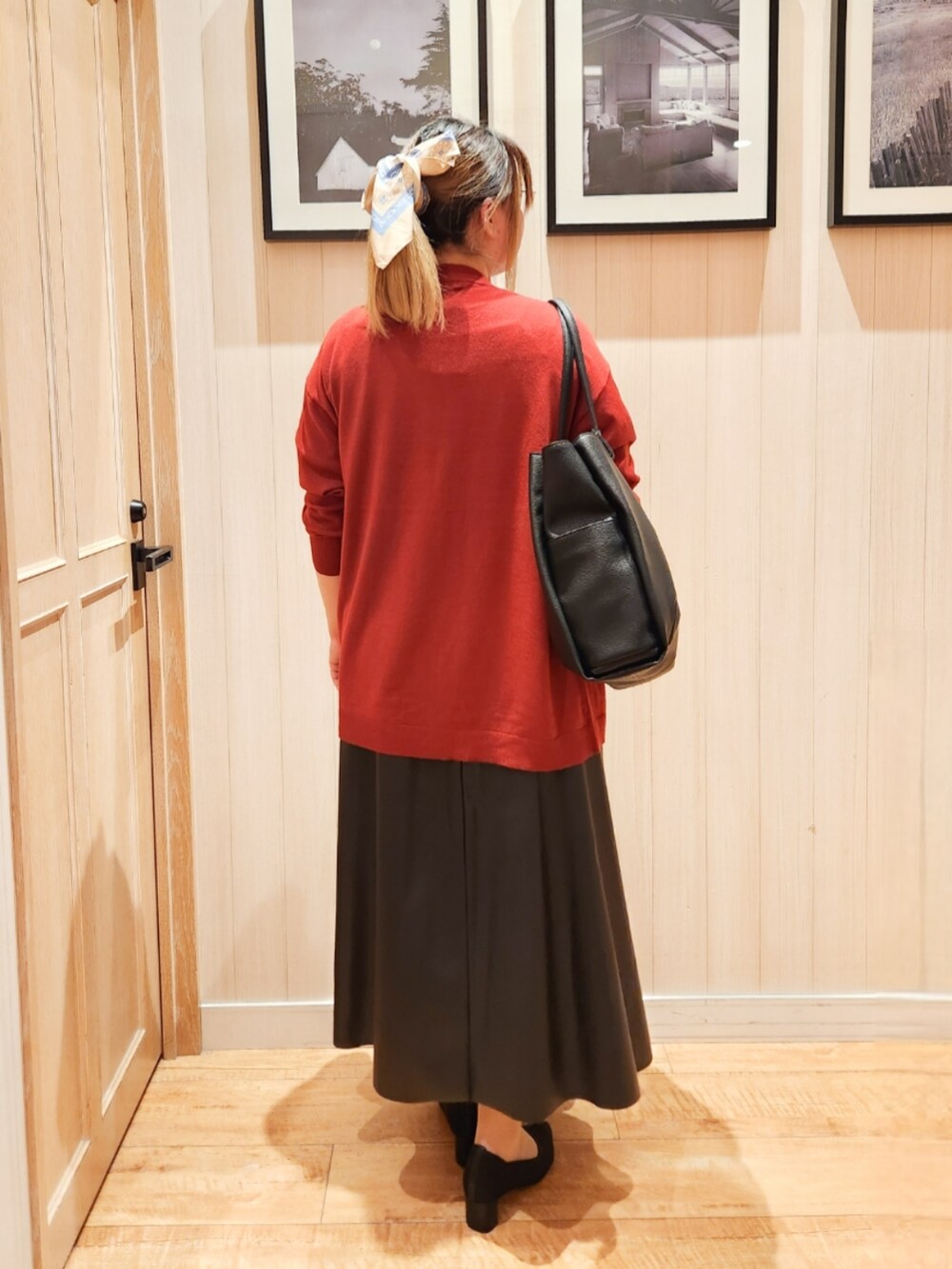 ベージュ系のシャツ/ブラウス、ブルー系のカーディガン/ボレロ、ブラック系のスカートを着用したレディースの秋コーディネートの3枚目の写真