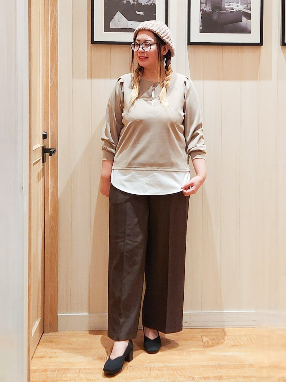 ブラウン系のTシャツ/カットソー、ブラウン系のその他パンツ、ブラック系のパンプスを着用したレディースの秋コーディネートの4枚目の写真