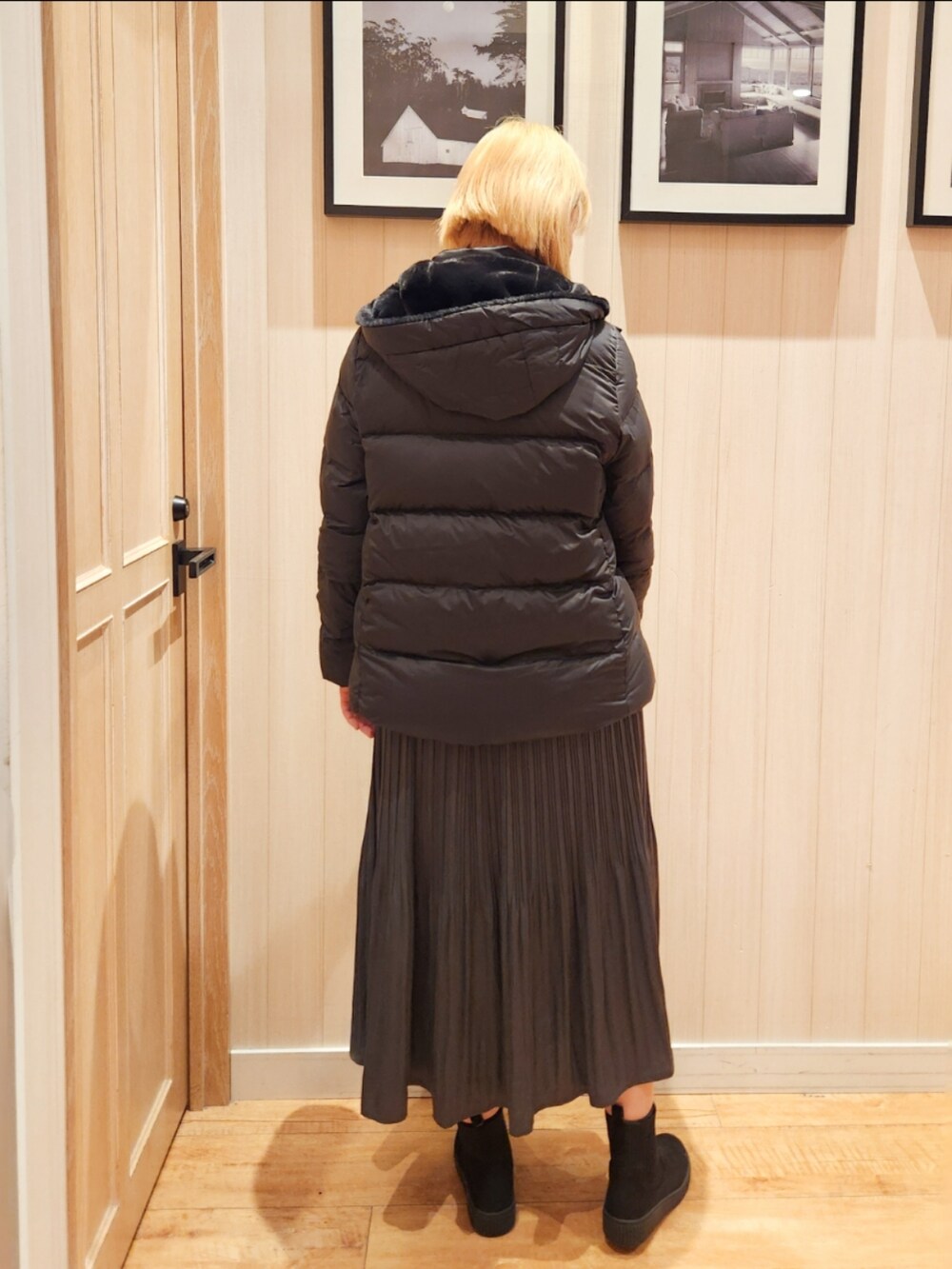 ブラック系のダウンジャケット/コート、グレー系のTシャツ/カットソー、グレー系のスカートを着用したレディースの冬コーディネートの3枚目の写真