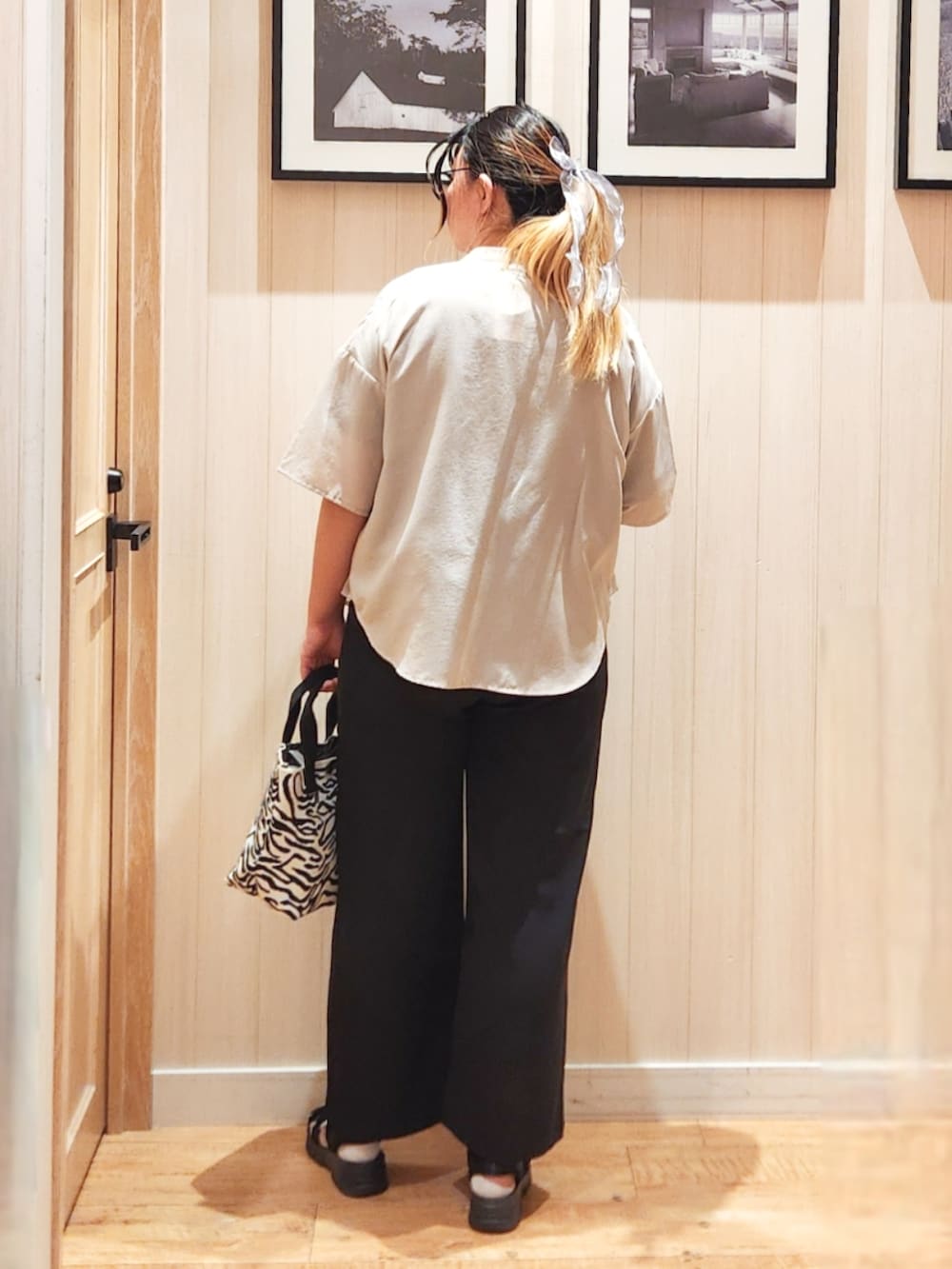 ベージュ系のシャツ/ブラウス、ブラック系のシャツ/ブラウス、ブラック系のその他パンツを着用したレディースの夏コーディネートの3枚目の写真
