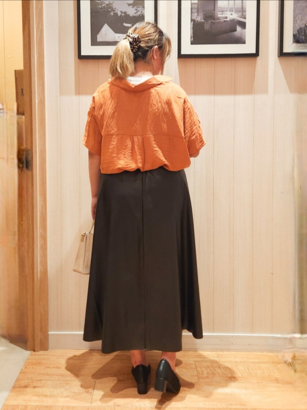 オレンジ系のシャツ/ブラウス、ホワイト系のTシャツ/カットソー、ベージュ系のトートバッグを着用したレディースの秋コーディネートの3枚目の写真