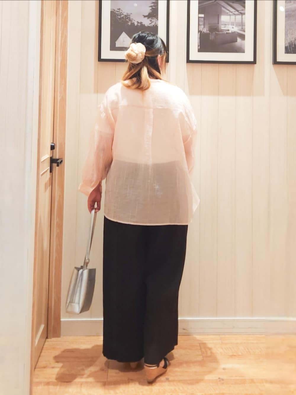 ピンク系のシャツ/ブラウス、ホワイト系のTシャツ/カットソー、ブラック系のその他パンツを着用したレディースの夏コーディネートの3枚目の写真