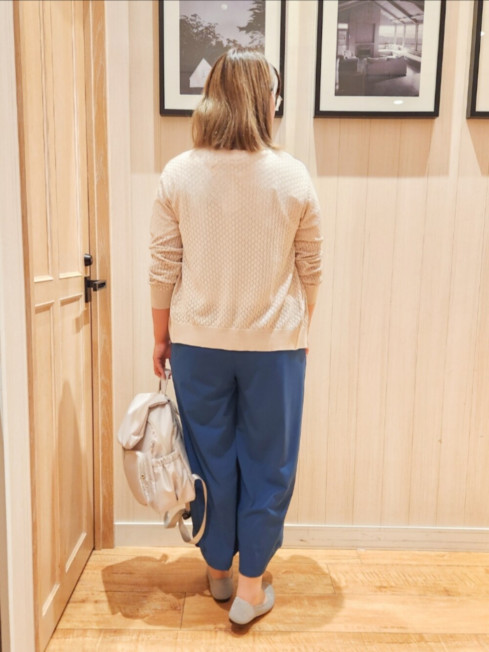 ホワイト系のTシャツ/カットソー、ベージュ系のカーディガン/ボレロ、ブルー系のその他パンツを着用したレディースの夏コーディネートの3枚目の写真