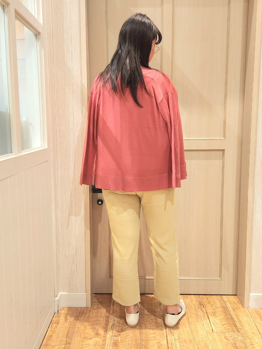 ピンク系のカーディガン/ボレロ、ホワイト系のシャツ/ブラウス、イエロー系のその他パンツを着用したレディースの春コーディネートの3枚目の写真