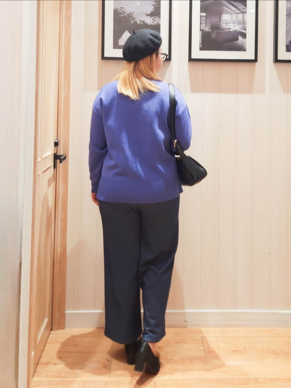 パープル系のニット/セーター、ブルー系のその他パンツ、ブラック系のショルダーバッグを着用したレディースの冬コーディネートの3枚目の写真