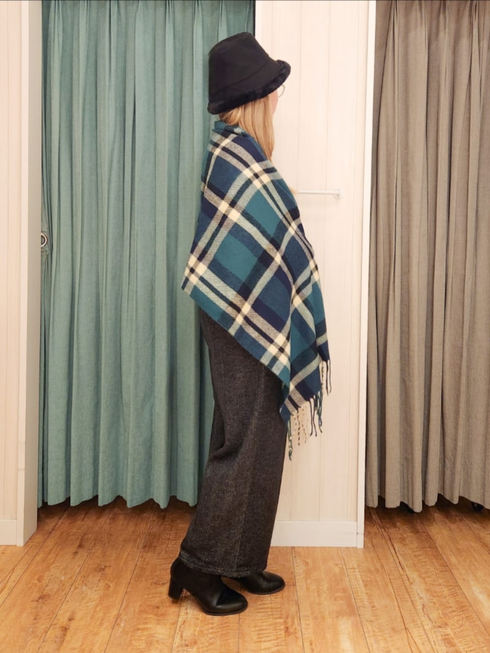 ベージュ系のニット/セーター、ブラック系のその他パンツ、ブラック系のブーツを着用したレディースの冬コーディネートの2枚目の写真