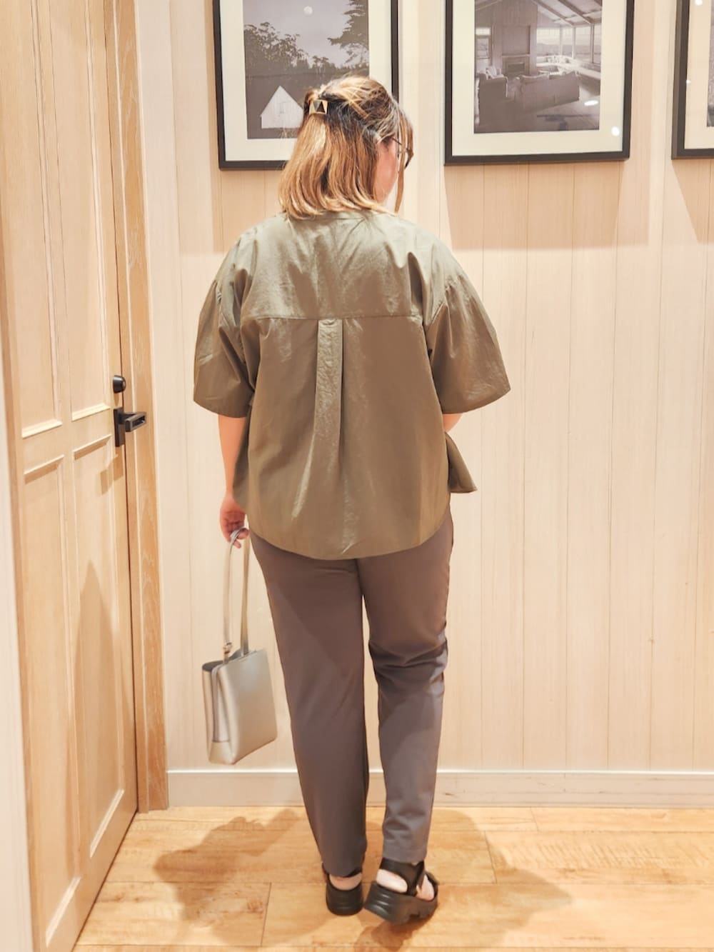 ホワイト系のTシャツ/カットソー、グリーン系のシャツ/ブラウス、グレー系のその他パンツを着用したレディースの夏コーディネートの3枚目の写真