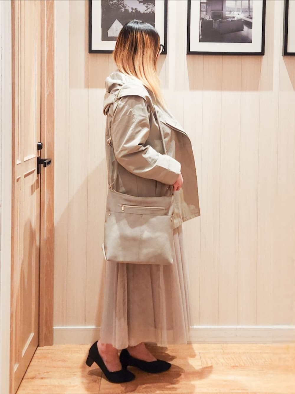 グリーン系のその他アウター、ホワイト系のTシャツ/カットソー、ベージュ系のスカートを着用したレディースの春コーディネートの2枚目の写真