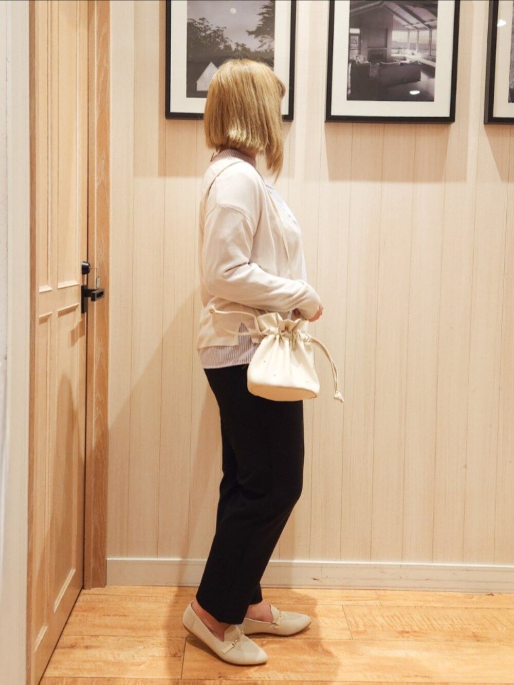 パープル系のシャツ/ブラウス、グレー系のカーディガン/ボレロ、ブラック系のその他パンツを着用したレディースの春コーディネートの2枚目の写真