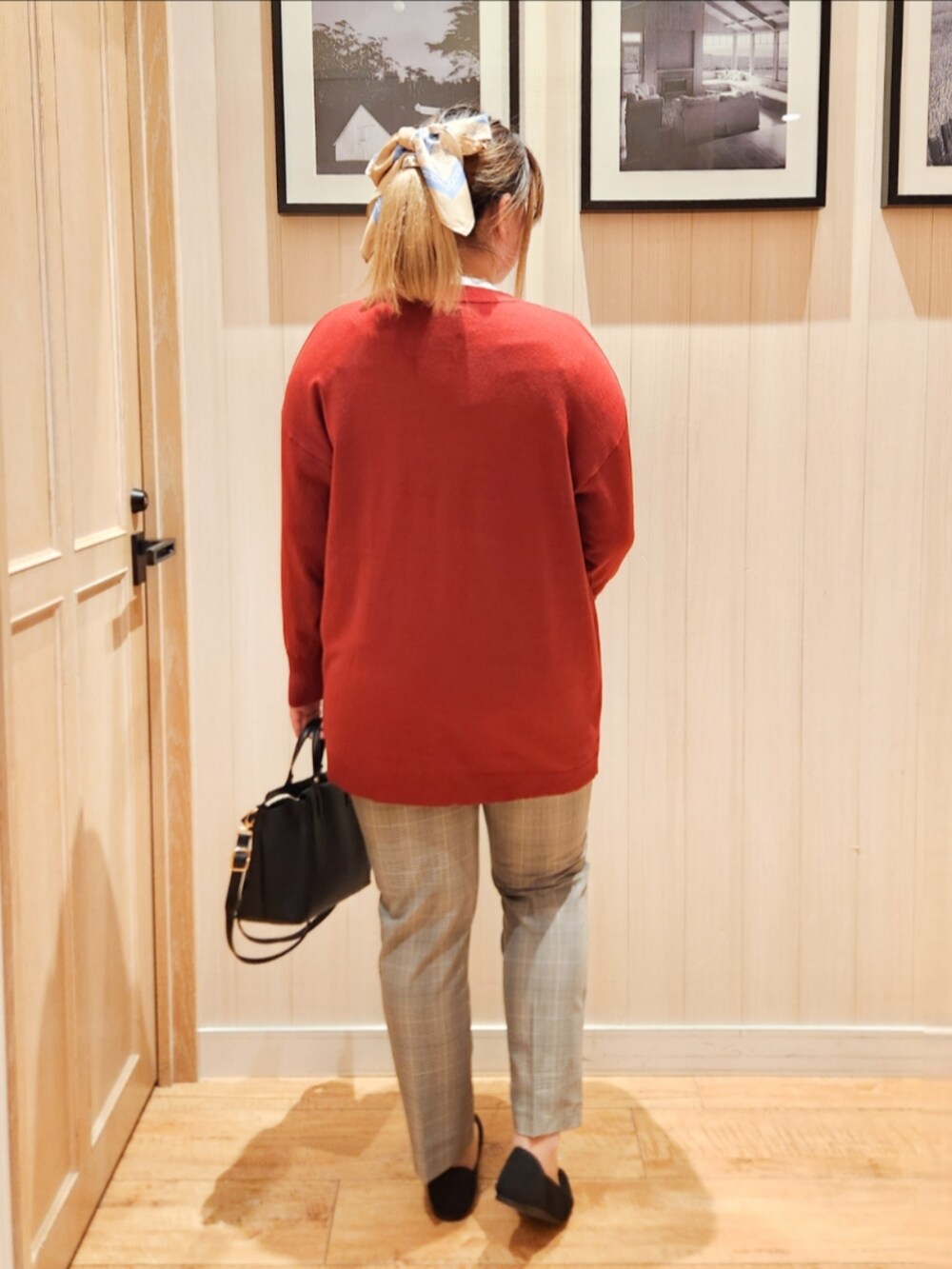 ベージュ系のシャツ/ブラウス、レッド系のカーディガン/ボレロ、グレー系のその他パンツを着用したレディースの秋コーディネートの3枚目の写真