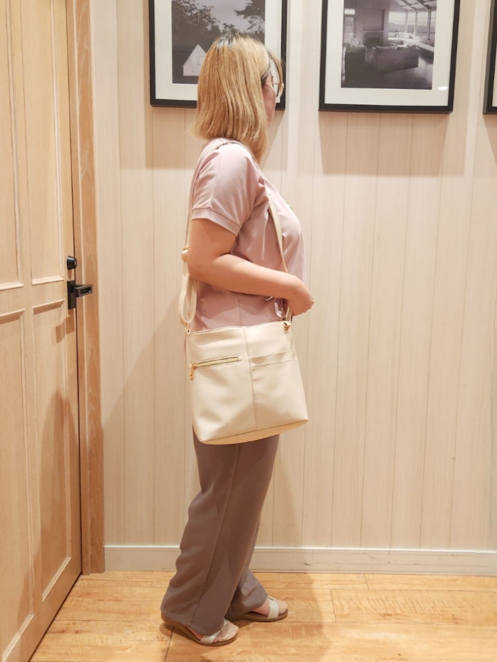 ピンク系のTシャツ/カットソー、ブラウン系のその他パンツ、ゴールド系のサンダルを着用したレディースの夏コーディネートの2枚目の写真