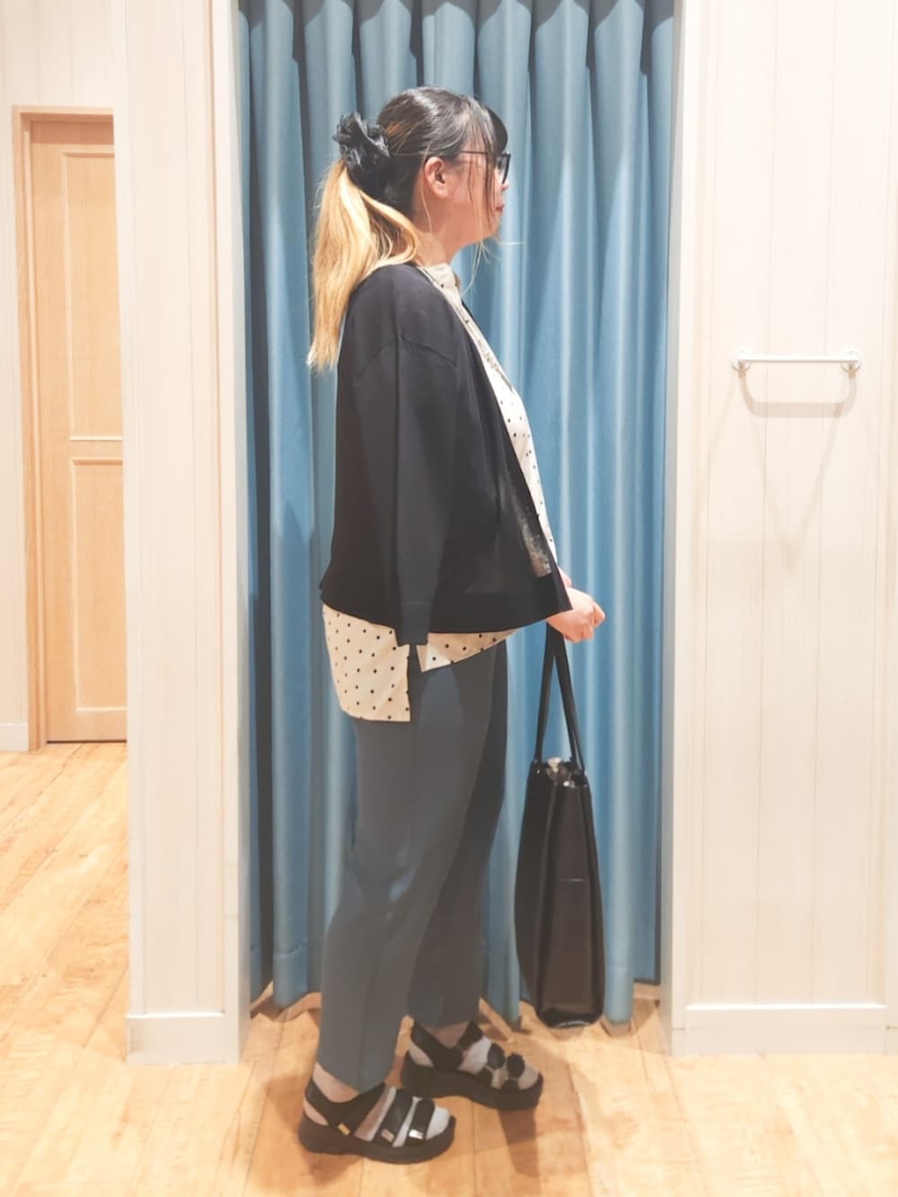 ブラック系のカーディガン/ボレロ、ベージュ系のシャツ/ブラウス、グリーン系のその他パンツを着用したレディースの夏コーディネートの2枚目の写真