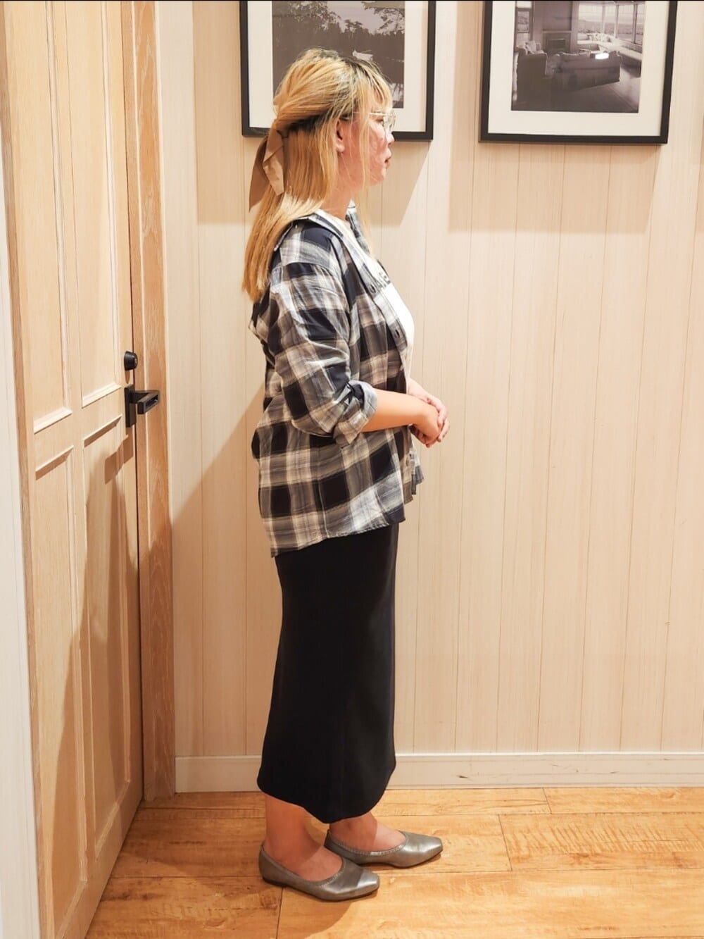 ブラック系のシャツ/ブラウス、ホワイト系のTシャツ/カットソー、ブラック系のスカートを着用したレディースの秋コーディネートの2枚目の写真