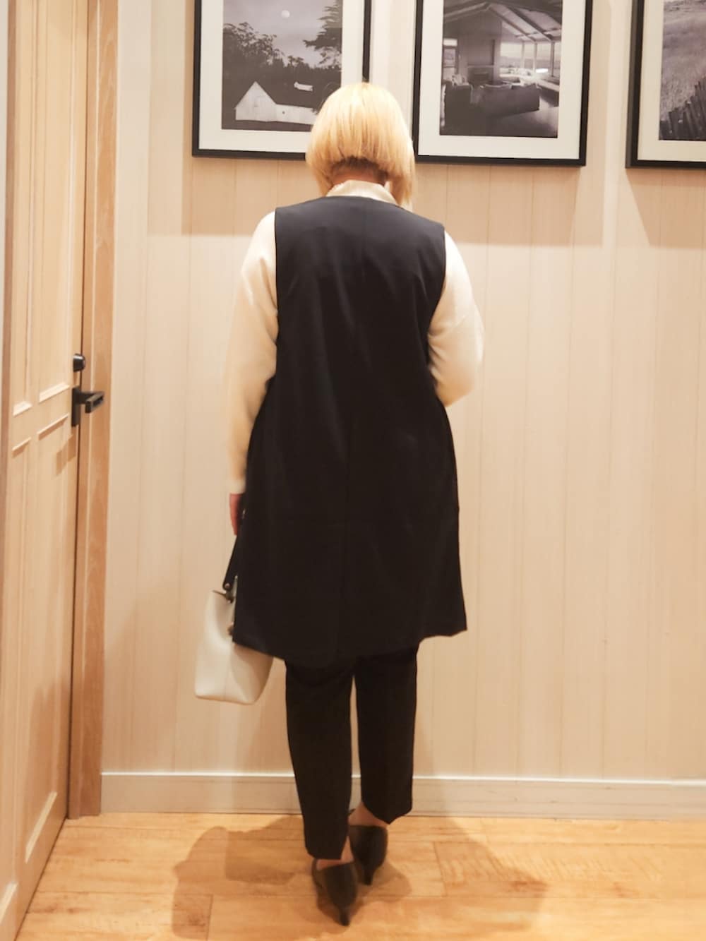 「テーパードパンツ、冬コーデ、モノトーン、大人コーデ、ジレ、きれいめカジュアル、オフィスカジュアル、お仕事コーデ、新生活、シューラルー」｜「SHOO・LA・RUEの【洗える/S-3L/セットアップ可】セレモニーや通勤にも カットジョーゼット ジレ（ベスト、ブラック系）」を使った、れーやんさん（レディース・167cm）の冬コーディネートの4枚目の写真