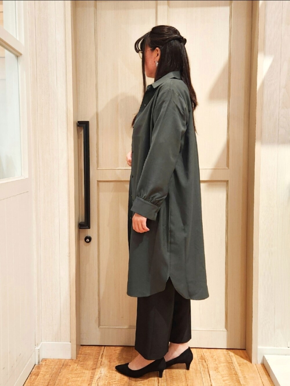 グリーン系のワンピース、ホワイト系のTシャツ/カットソー、ブラック系のその他パンツを着用したレディースの秋コーディネートの2枚目の写真