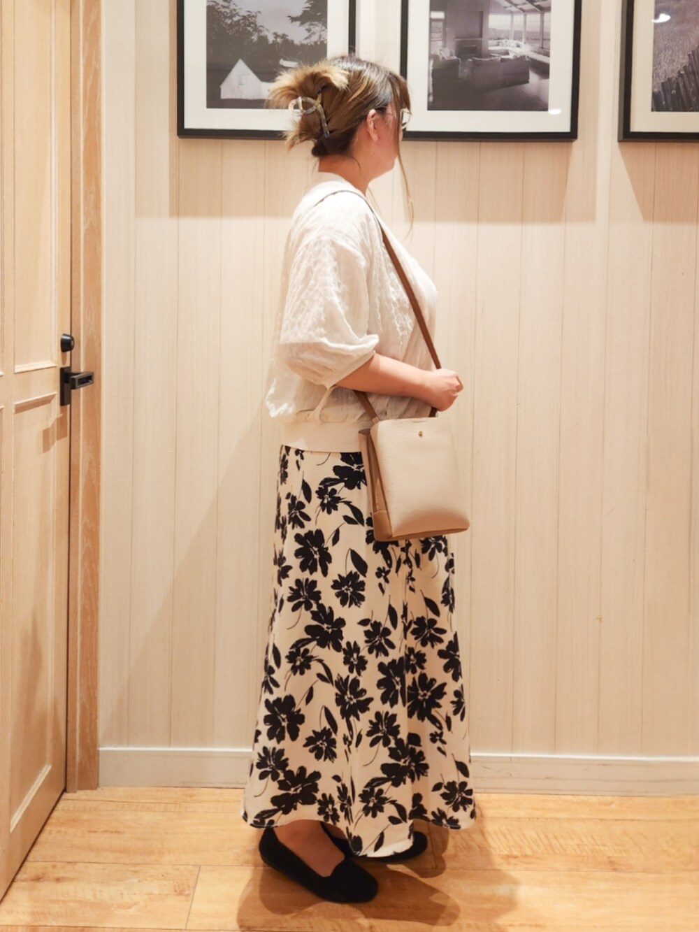 ホワイト系のTシャツ/カットソー、ホワイト系のカーディガン/ボレロ、グリーン系のスカートを着用したレディースの夏コーディネートの2枚目の写真