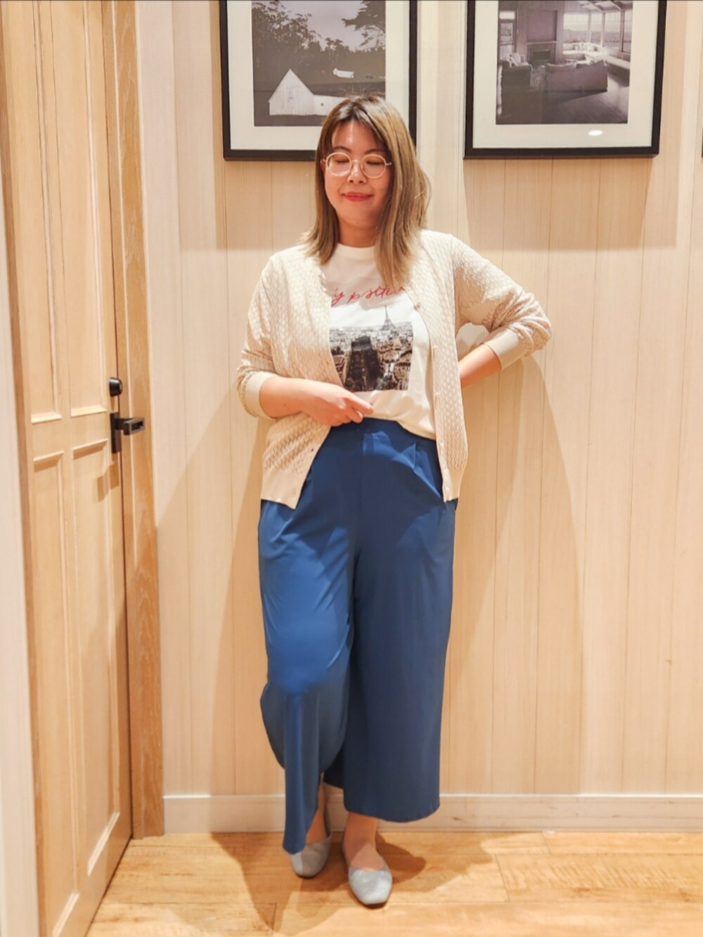 ホワイト系のTシャツ/カットソー、ベージュ系のカーディガン/ボレロ、ブルー系のその他パンツを着用したレディースの夏コーディネートの4枚目の写真