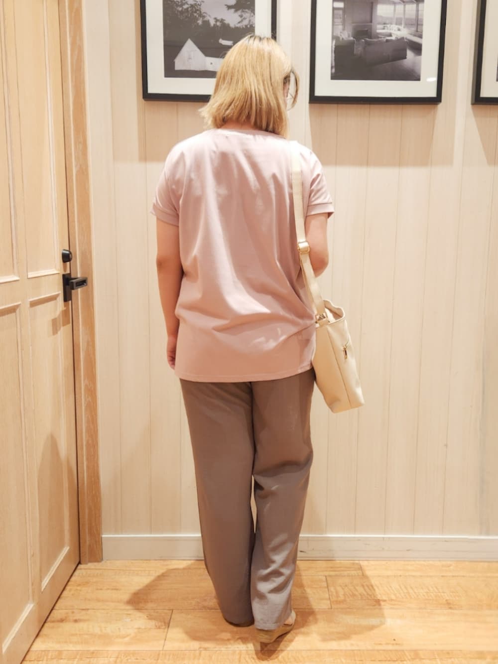 ピンク系のTシャツ/カットソー、ブラウン系のその他パンツ、ゴールド系のサンダルを着用したレディースの夏コーディネートの3枚目の写真