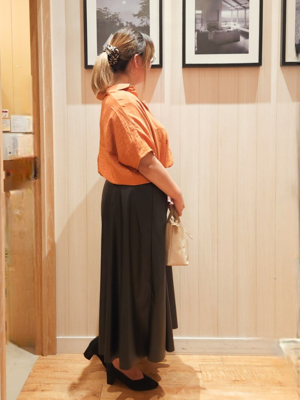 オレンジ系のシャツ/ブラウス、ホワイト系のTシャツ/カットソー、ベージュ系のトートバッグを着用したレディースの秋コーディネートの2枚目の写真