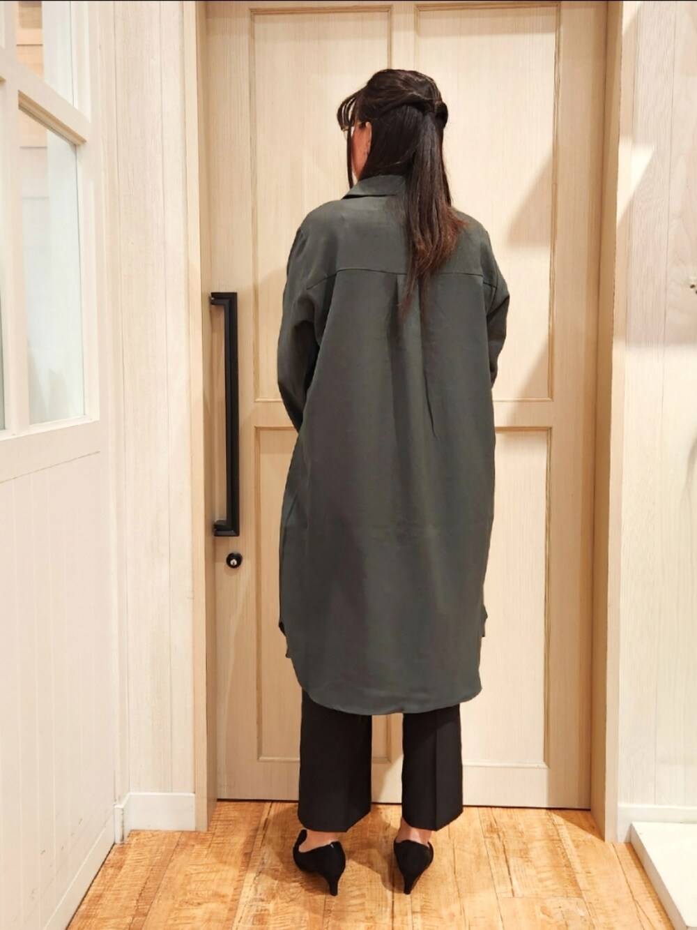 グリーン系のワンピース、ホワイト系のTシャツ/カットソー、ブラック系のその他パンツを着用したレディースの秋コーディネートの3枚目の写真