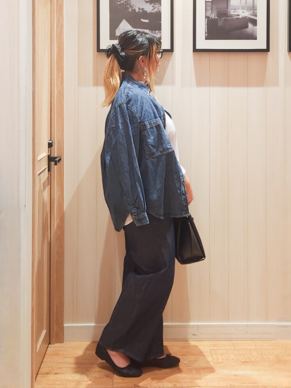 ピンク系のシャツ/ブラウス、ブルー系のシャツ/ブラウス、ブルー系のデニムパンツを着用したレディースの春コーディネートの2枚目の写真