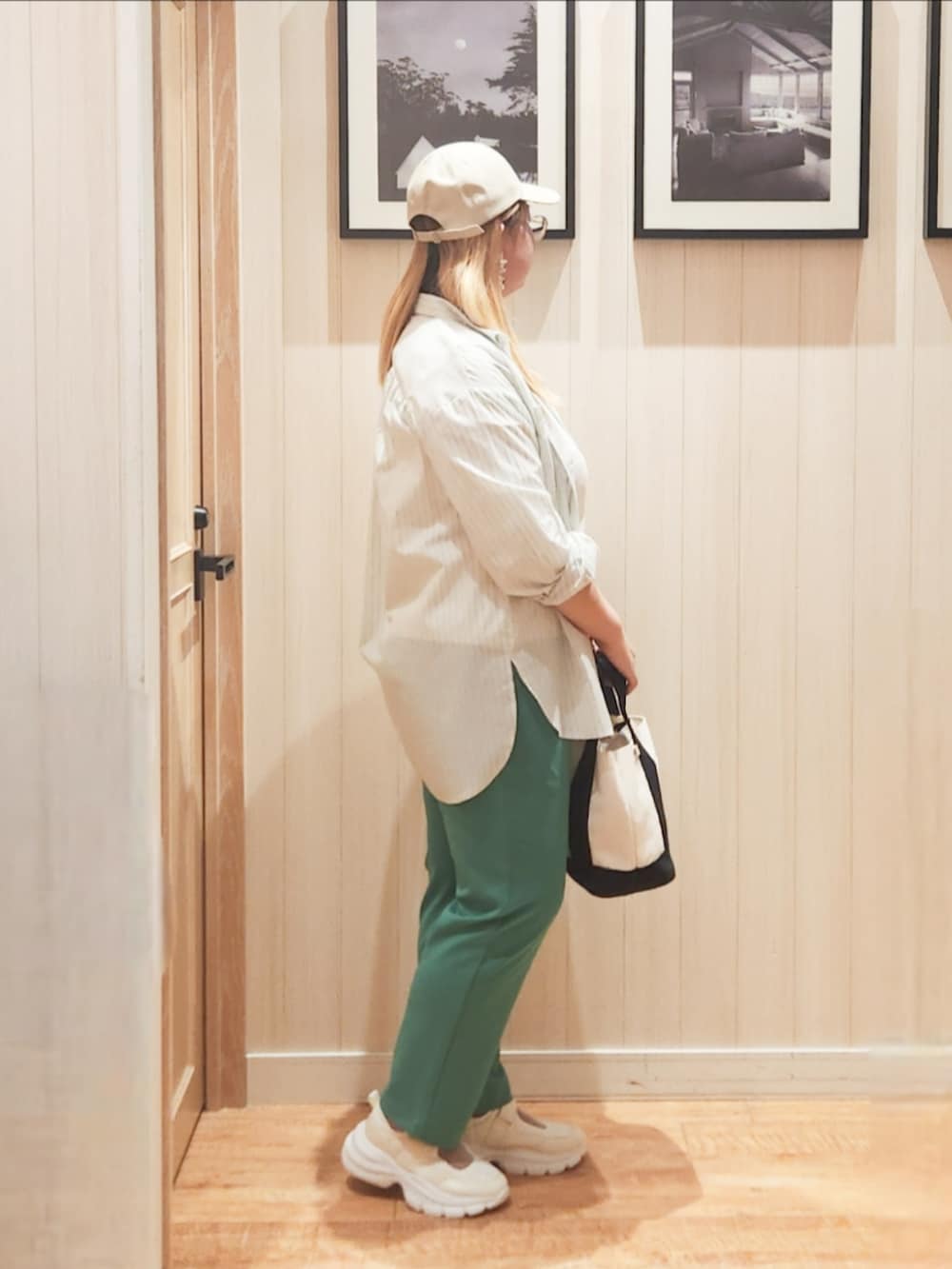 グリーン系のシャツ/ブラウス、ホワイト系のTシャツ/カットソー、グリーン系のその他パンツを着用したレディースの春コーディネートの2枚目の写真