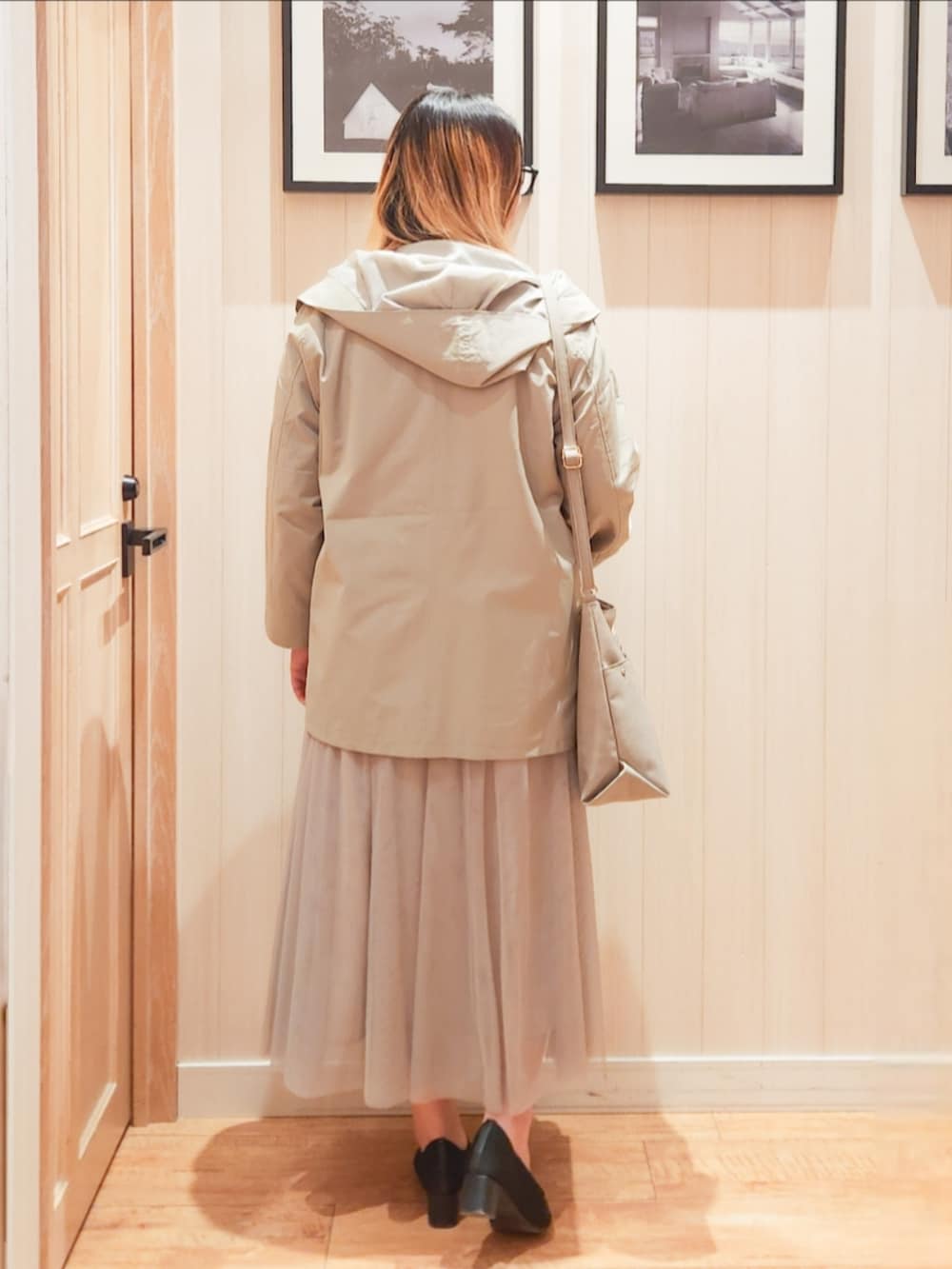 グリーン系のその他アウター、ホワイト系のTシャツ/カットソー、ベージュ系のスカートを着用したレディースの春コーディネートの3枚目の写真