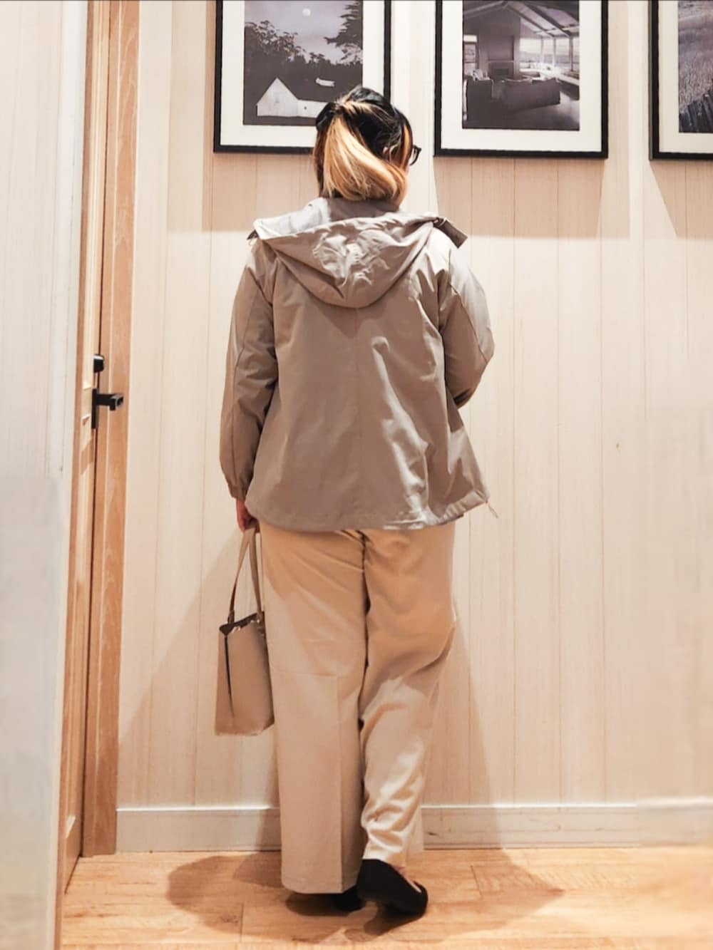 ブルー系のニット/セーター、ブラウン系のブルゾン、ベージュ系のその他パンツを着用したレディースの春コーディネートの3枚目の写真