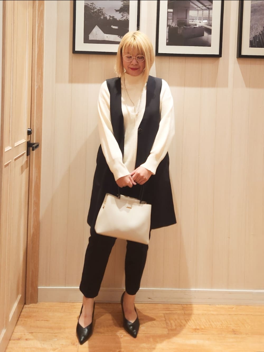 「テーパードパンツ、冬コーデ、モノトーン、大人コーデ、ジレ、きれいめカジュアル、オフィスカジュアル、お仕事コーデ、新生活、シューラルー」｜「SHOO・LA・RUEの【洗える/S-3L/セットアップ可】セレモニーや通勤にも カットジョーゼット ジレ（ベスト、ブラック系）」を使った、れーやんさん（レディース・167cm）の冬コーディネートの2枚目の写真