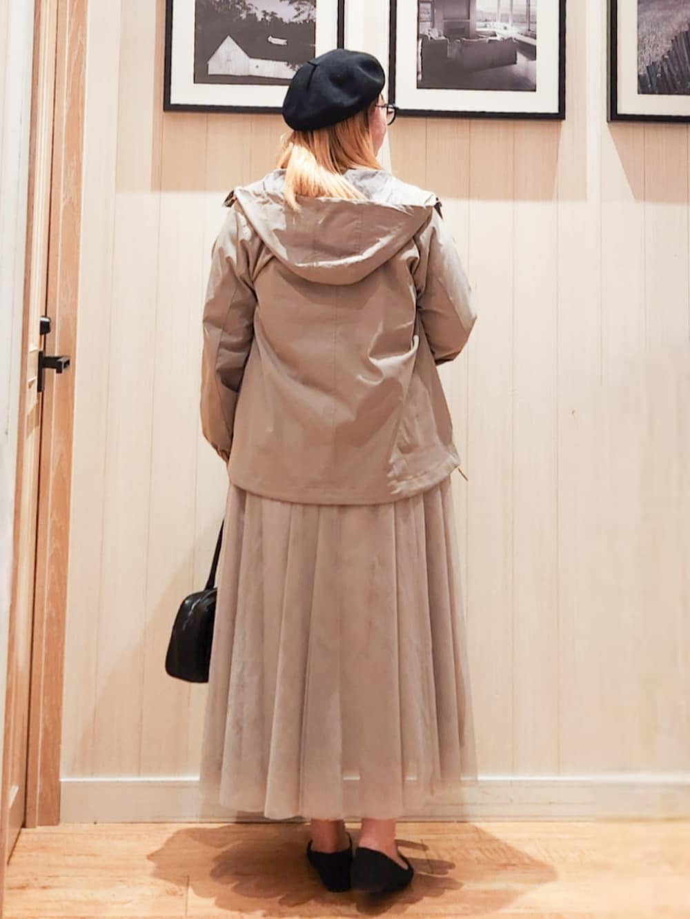 ブラウン系のブルゾン、イエロー系のニット/セーター、ベージュ系のスカートを着用したレディースの春コーディネートの3枚目の写真