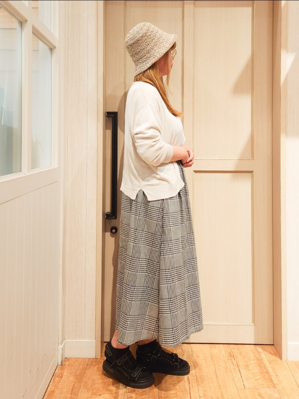 グレー系のカーディガン/ボレロ、ホワイト系のシャツ/ブラウス、ブラック系のスカートを着用したレディースの夏コーディネートの2枚目の写真