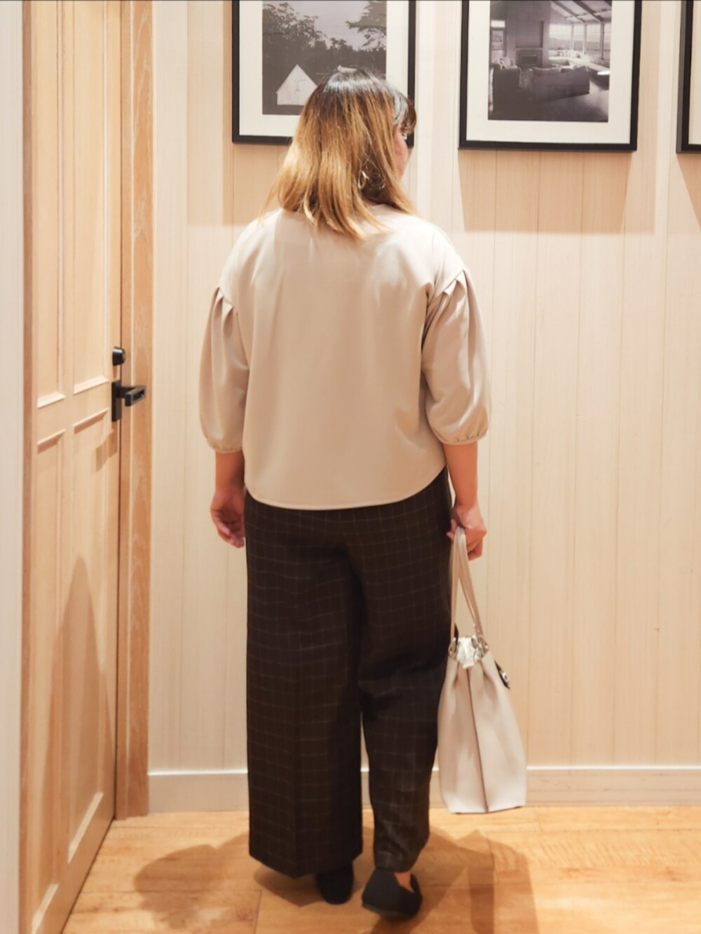ベージュ系のTシャツ/カットソー、ブラウン系のその他パンツ、グレー系のトートバッグを着用したレディースの秋コーディネートの2枚目の写真