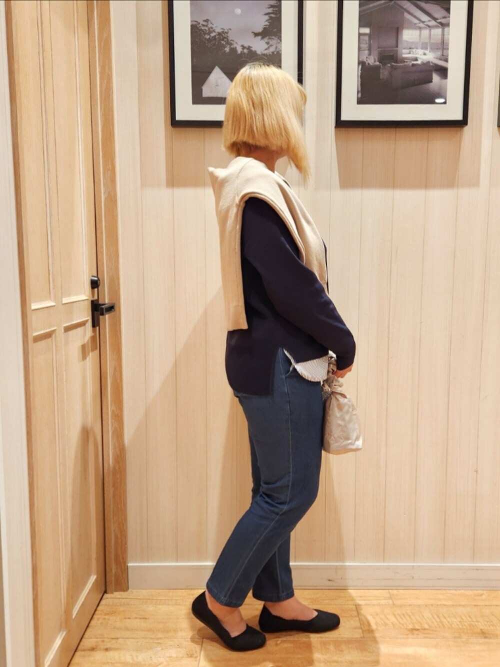 ブルー系のニット/セーター、ブルー系のその他パンツ、シルバー系のその他シューズを着用したレディースの春コーディネートの3枚目の写真