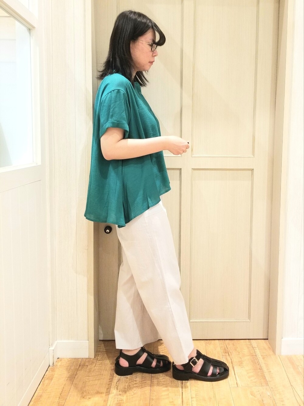 グリーン系のシャツ/ブラウス、グレー系のその他パンツ、ブラック系のサンダルを着用したレディースの春コーディネートの3枚目の写真