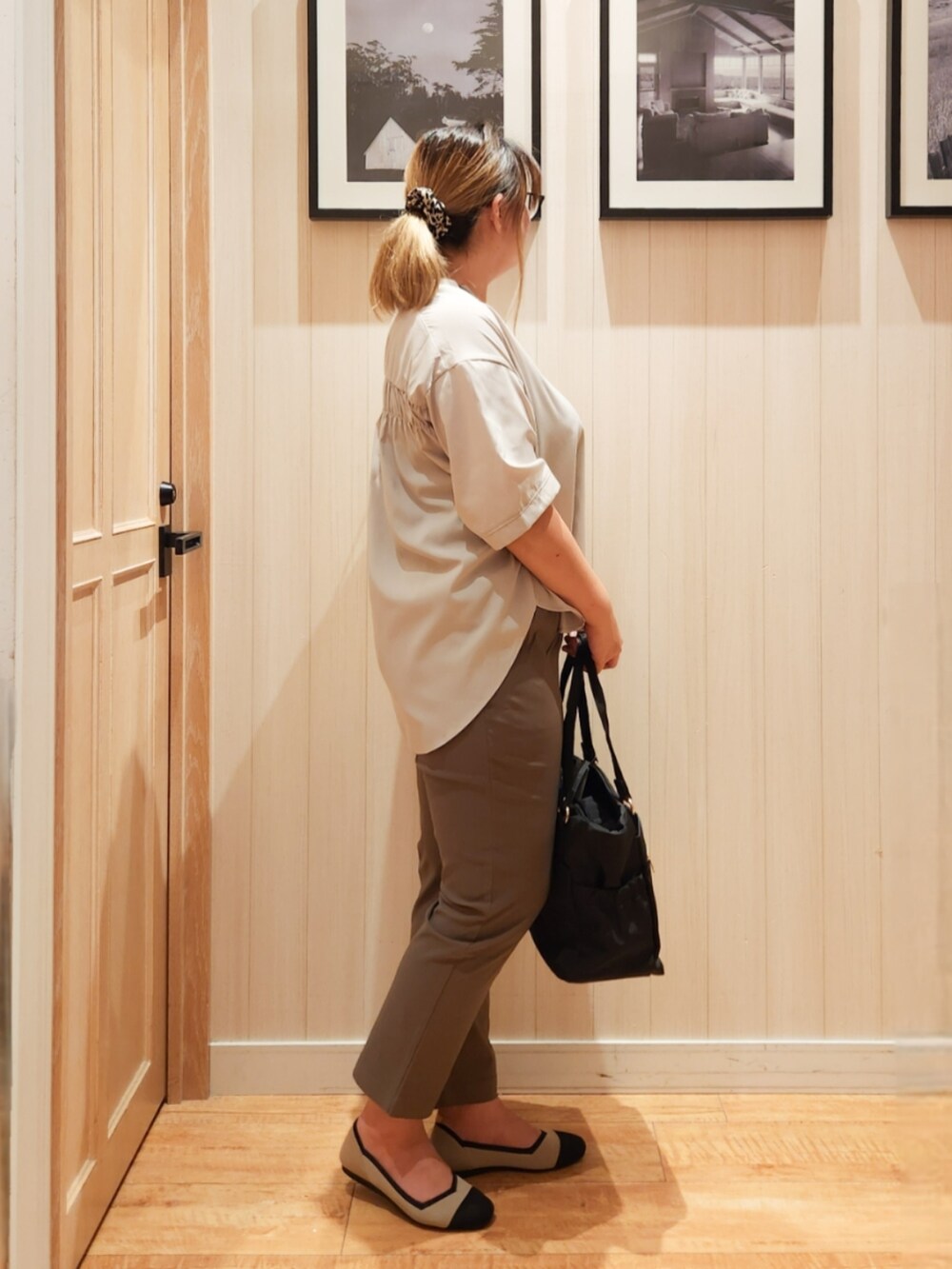 ベージュ系のシャツ/ブラウス、グリーン系のその他パンツ、ブラック系のトートバッグを着用したレディースの秋コーディネートの2枚目の写真