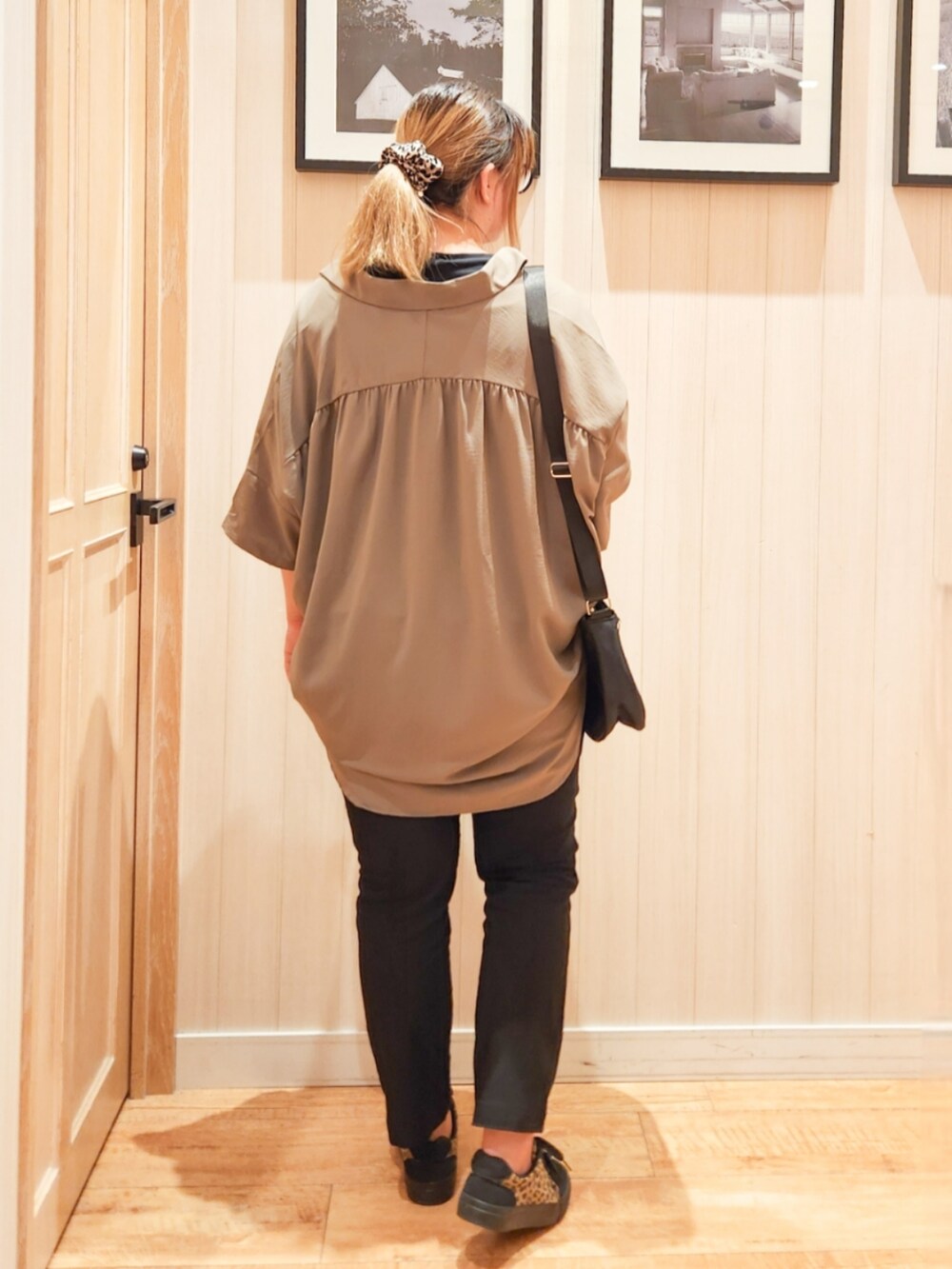 ブラウン系のチュニック、ブラック系のTシャツ/カットソー、ブラック系のその他パンツを着用したレディースの秋コーディネートの3枚目の写真