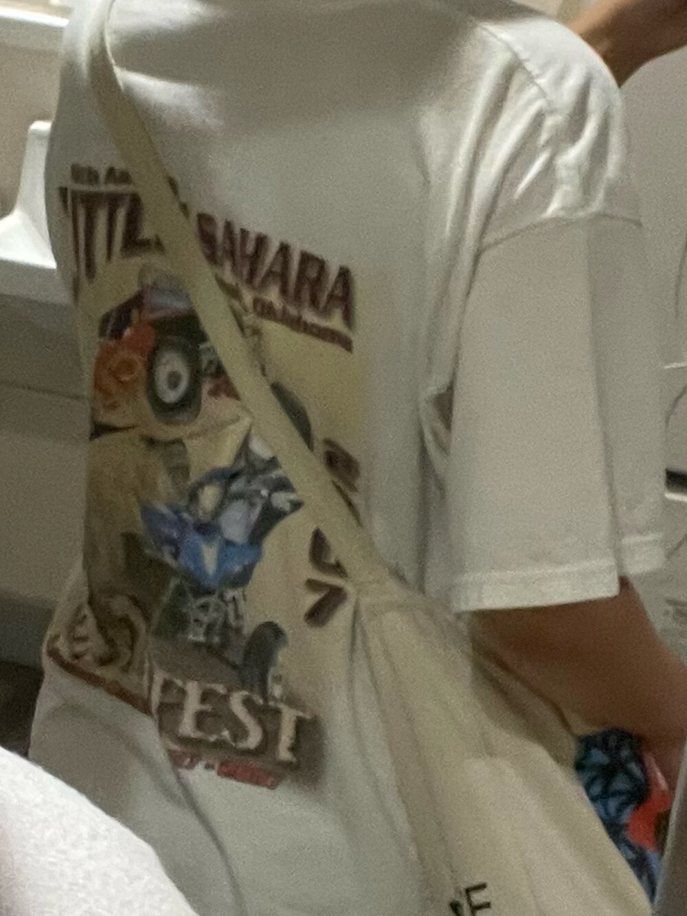 ブラック系のシューズを着用したレディースの夏コーディネートの3枚目の写真