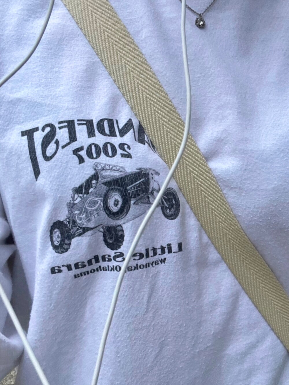 ブラック系のシューズを着用したレディースの夏コーディネートの2枚目の写真