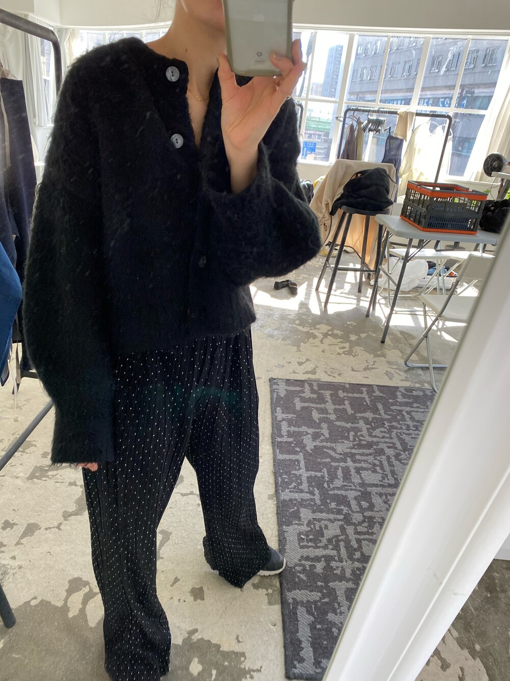 ブラック系のパンツ、ブラック系のカーディガン/ボレロを着用したレディースの冬コーディネートの2枚目の写真