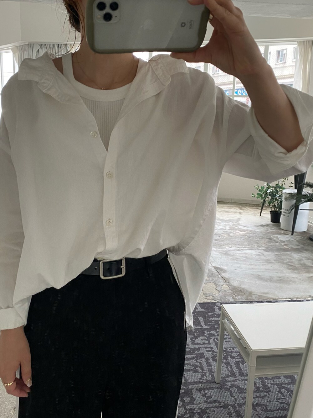 ブラック系のその他パンツ、ブラック系のスニーカー、ホワイト系のシャツ/ブラウスを着用したレディースの夏コーディネートの3枚目の写真