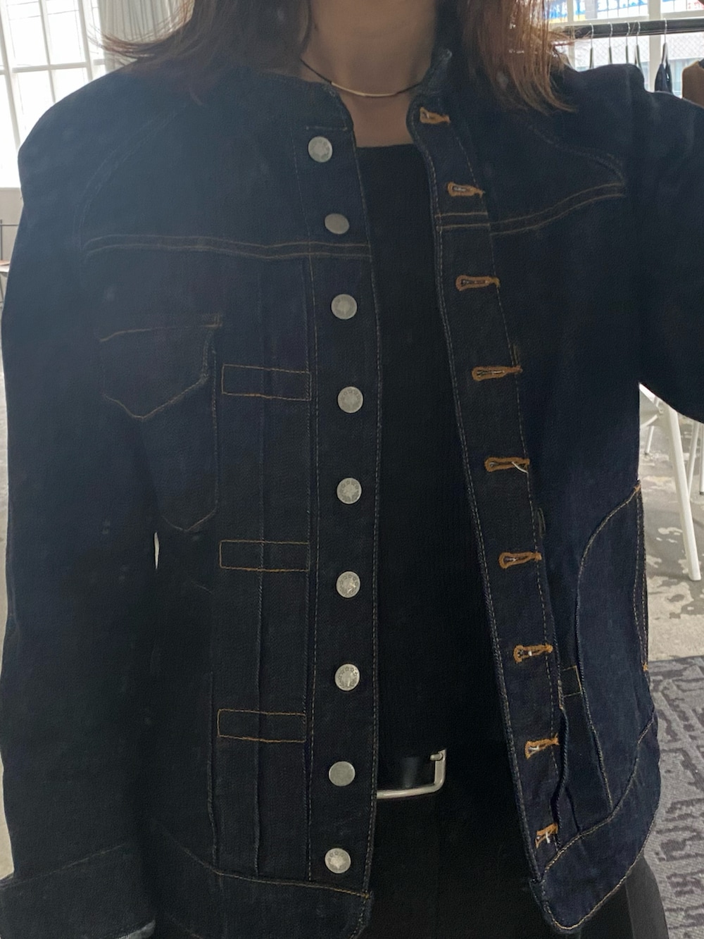 ブルー系のデニムジャケット、ブラック系のパンツ、ブラック系のネックレスを着用したレディースの冬コーディネートの2枚目の写真