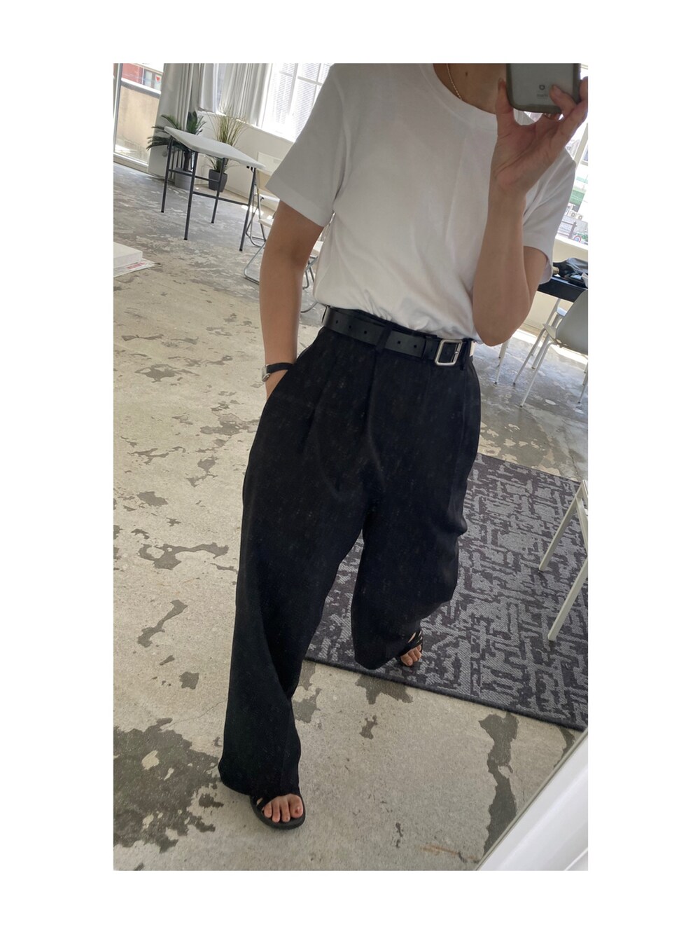 ホワイト系のTシャツ/カットソー、ブラック系のパンツを着用したレディースの秋コーディネートの2枚目の写真