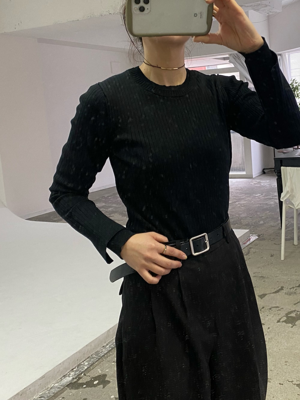 ブラック系のニット/セーター、ブラック系のシューズを着用したレディースの冬コーディネートの2枚目の写真