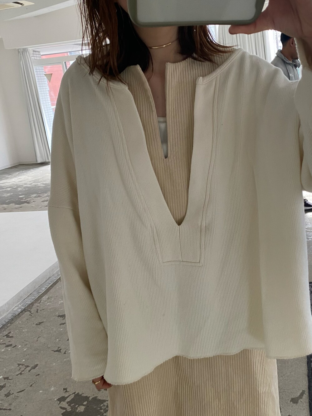 ブラック系のブーツ、ベージュ系のトップス、ベージュ系のワンピース/ドレスを着用したレディースの冬コーディネートの2枚目の写真