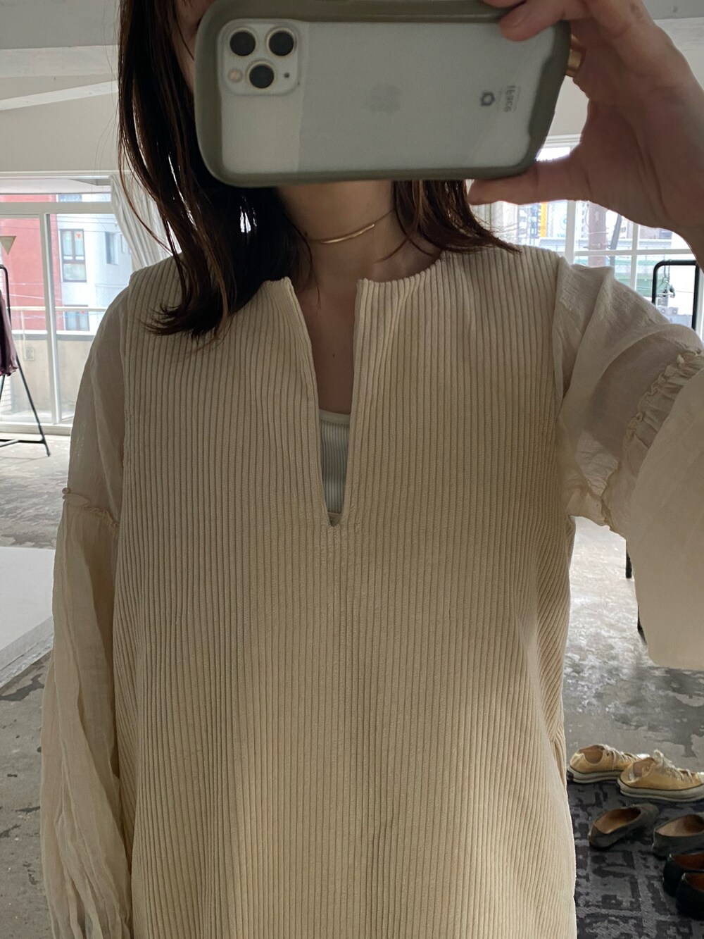 ブラック系のブーツ、ベージュ系のトップス、ベージュ系のワンピース/ドレスを着用したレディースの冬コーディネートの3枚目の写真