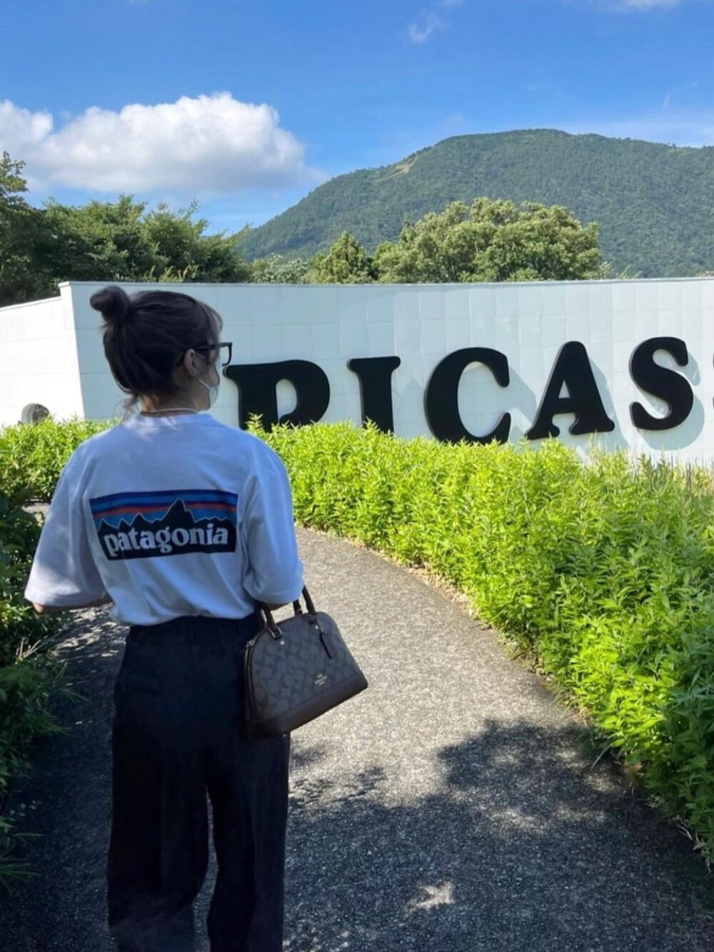 「お出かけコーデ、大人カジュアル、カジュアルコーデ、patagonia、rili_tokyo、COACH、オトナ女子、大人女子、シンプルスタイル」｜「patagoniaの＜patagonia（パタゴニア）＞ロゴTシャツΨ（Tシャツ/カットソー、ホワイト系）」を使った、ranyさん（レディース・157cm）の秋コーディネートの3枚目の写真