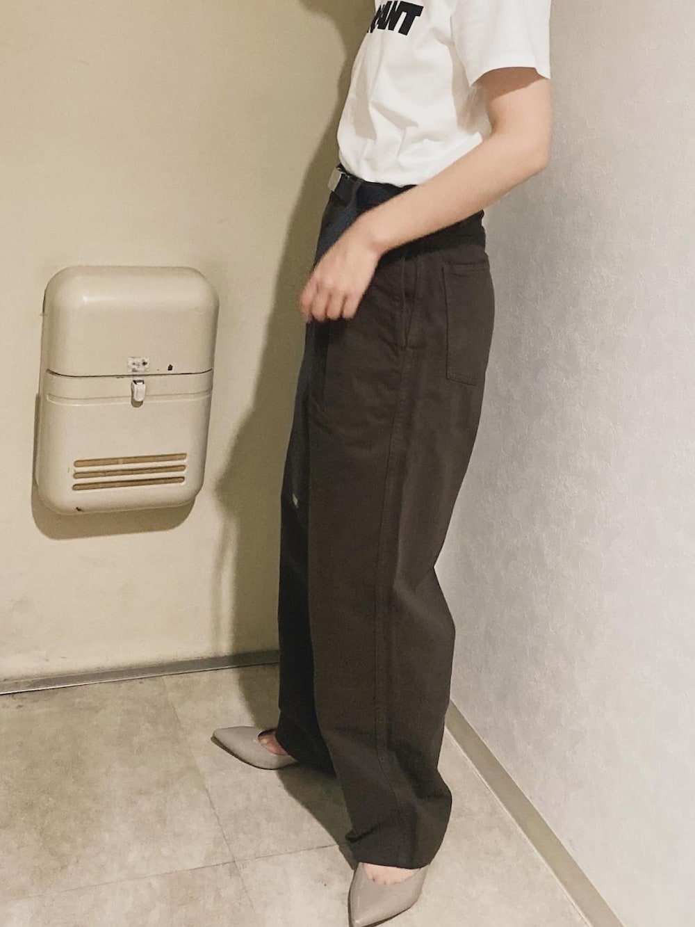ブラウン系のデニムパンツ、ホワイト系のTシャツ/カットソー、グレー系のベルトを着用したレディースの夏コーディネートの4枚目の写真