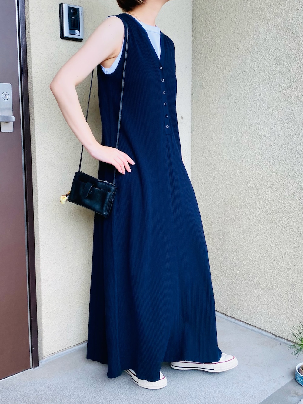 ブルー系のワンピース、ホワイト系のTシャツ/カットソーを着用したレディースの夏コーディネートの4枚目の写真